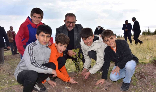 Ahlat'ta çam fidanları toprakla buluştu