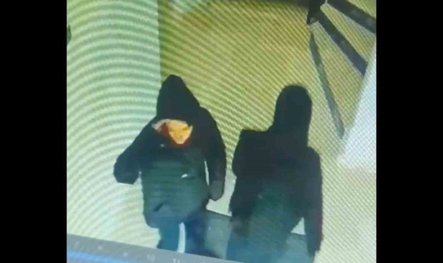 Aile görünümlü hırsızlar kamerada...Pazara gittiler eve geldiklerinde mal varlıklarından oldular