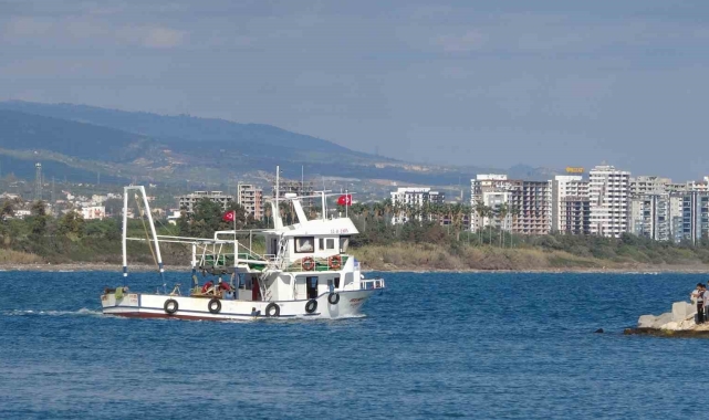 Akdeniz'de fırtına sonrası tekneler açılmaya başladı