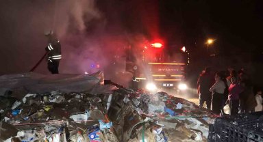 Aksaray'da atık karton balyalarında yangın paniği