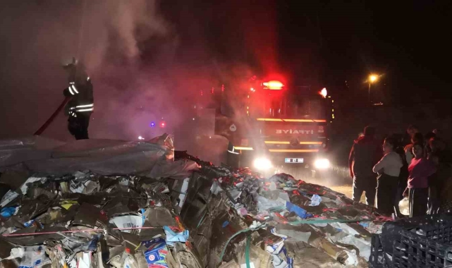Aksaray'da atık karton balyalarında yangın paniği