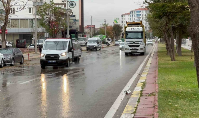 Aksaray'da rüzgar yağmurla birlikte etkisini artırdı
