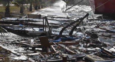 Aliağa'da tekne parçalandı