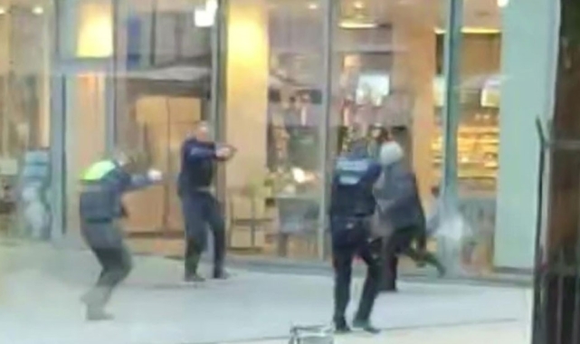Alman polisi bıçaklı saldırgana kurşun yağdırdı: 2 yaralı