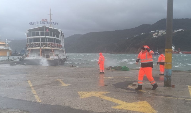 Amasra Limanı'nda tekne battı, restoran geminin ise halatları koptu