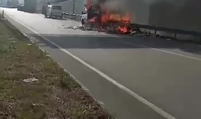 Amasya'da atık karton yüklü pikap yolun ortasında yandı