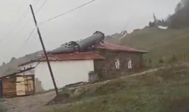 Amasya'da fırtına cami minaresini devirdi, kopan çatıyı bomba patladı zannettiler