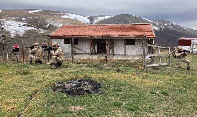 Amasya'da jandarma komandolardan yayla evlerine huzur operasyonu