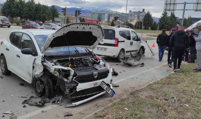 Amasya'da kavşakta iki otomobil çarpıştı: 3 yaralı