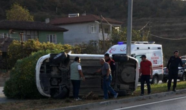 Amasya&#039;da kontrolden çıkan otomobil refüje devrildi: 4 yaralı