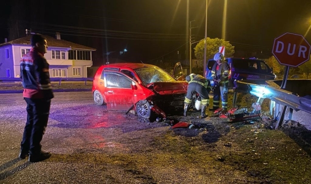 Amasya'da otomobil bariyerlere çarptı: 1 yaralı