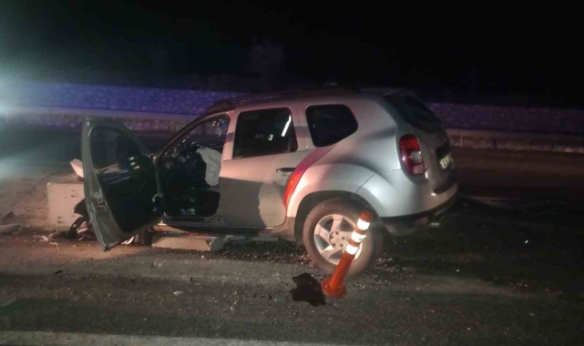 Amasya'da otomobil beton logara çarptı: 2 yaralı