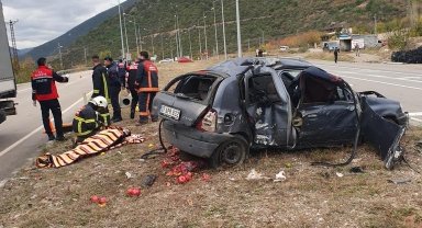 Amasya'da otomobil refüjdeki aydınlatma direğine çarptı: 3 yaralı