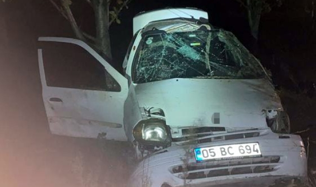 Amasya'da yoldan çıkan otomobil ağaca çarptı: 1 ölü, 1 yaralı