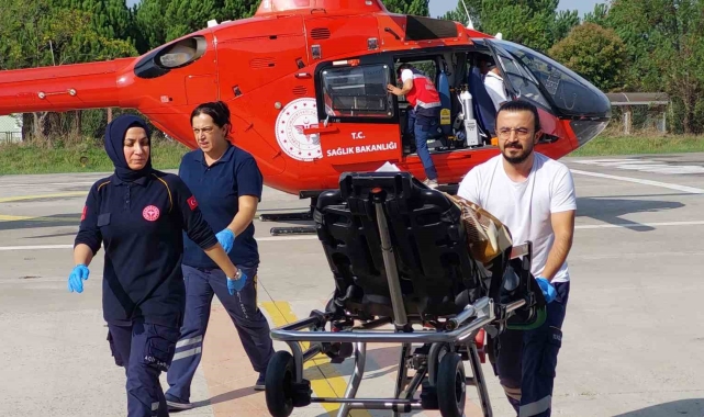 Ambulans helikopter yaşlı kadın için havalandı