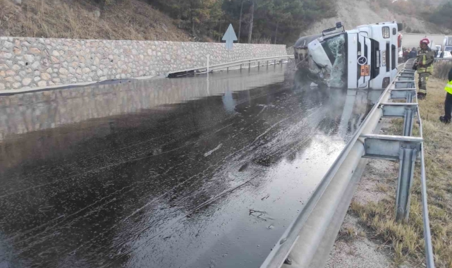 Ankara-İstanbul karayolunda tır devrildi: 1 yaralı