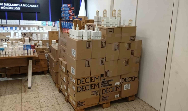 Ankara'da ele geçirilen 4 milyon 250 bin lira değerindeki kaçak kozmetik ürünleri emniyette sergilendi