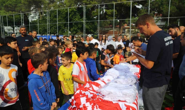 Antalya Büyükşehir Futbol Akademisi başladı