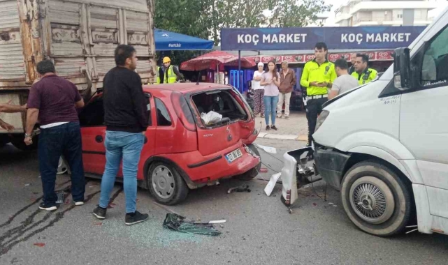 Antalya'da 4 araçlı zincirleme kaza