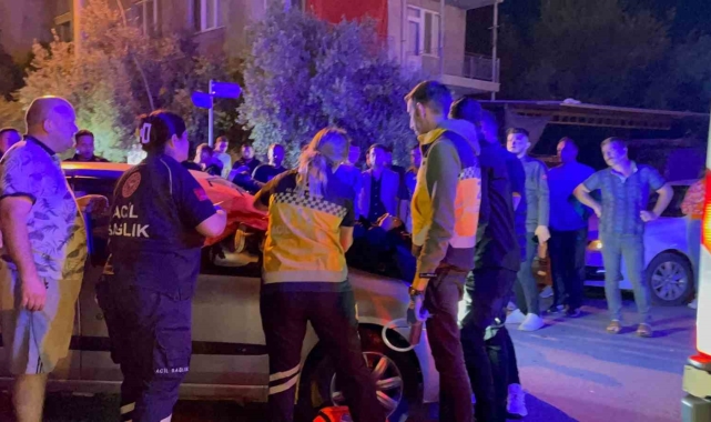 Antalya'da ağızları açık bırakan kaza: Motosiklet sürücüsü otomobilin motor kaputunun üzerine düştü