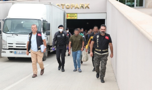 Antalya'da çeşitli suçlardan aranan 57 şüpheli yakalandı