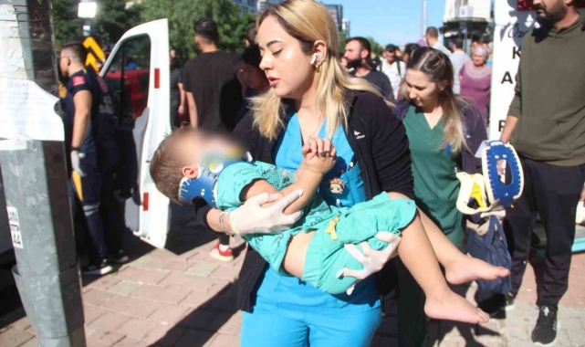 Antalya'da otomobil alt geçit girişindeki levhaya çarptı: 6 yaralı