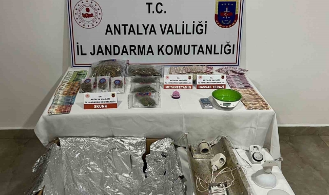 Antalya'da ruhsatsız silah ve uyuşturucu operasyonu: 3 şüpheli yakalandı