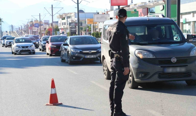Antalya'da şok yol uygulamalarında bin 263 şahıs sorgulandı