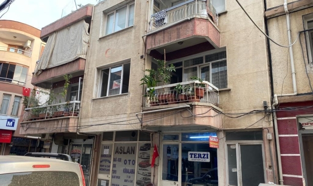 Apartmandan gelen kokular polisi harekete geçirdi