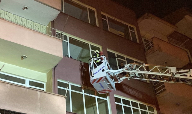 Apartmanın 3. katındaki yangın ekipler tarafından söndürüldü