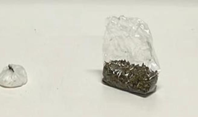 Aranan şahıs üzerinde uyuşturucu ile yakalandı