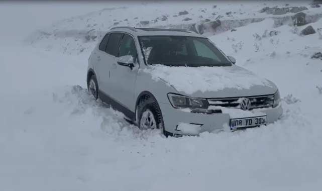 Ardahan&#039;ın yüksek kesimlerinde kar yağışı: Araçlar yolda kaldı