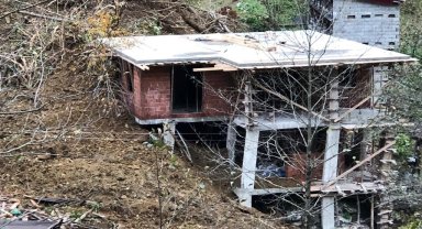 Arhavi'de heyelan: Ev zarar gördü, otomobil toprak altında kaldı