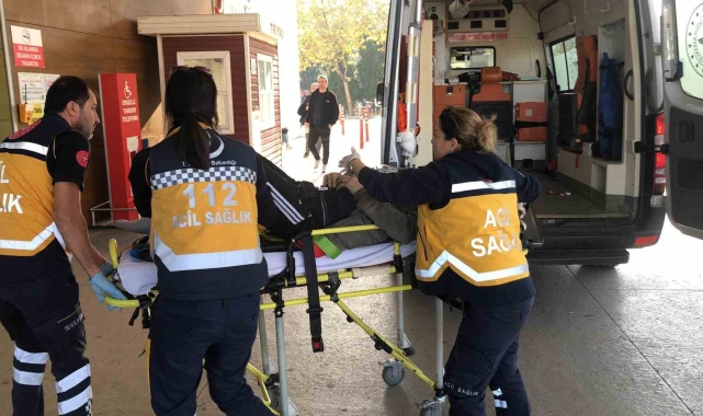 Arıza yapan kamyonetin altına bakarken kamyonetin altında kaldı