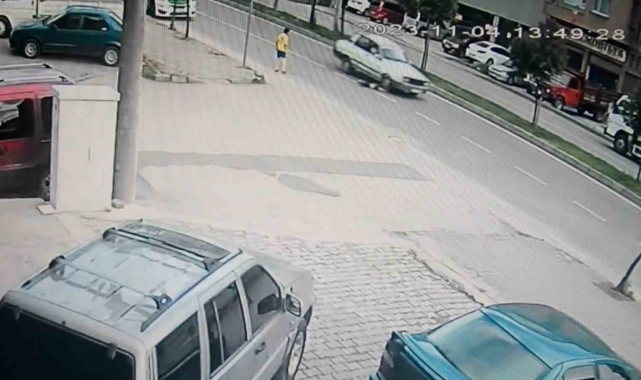 Arkadaşıyla oyun oynuyordu: Yola koşan çocuk seyir halindeki otomobilin altında metrelerce sürüklendi