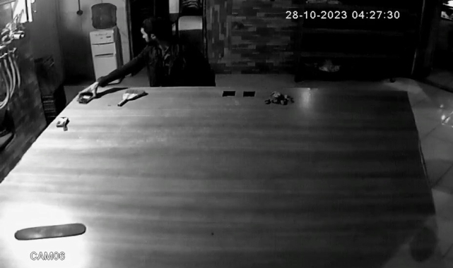 Arnavutköy'de telefon hırsızı kamerada