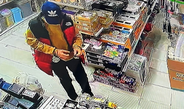 Arnavutköy'de telefoncuya giren hırsız kombinine uygun saat ve kordon çaldı