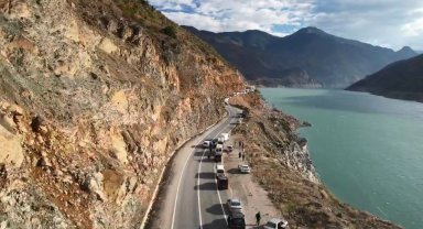 Artvin- Ardahan karayolu ulaşıma kapandı, heyelan havadan görüntülendi