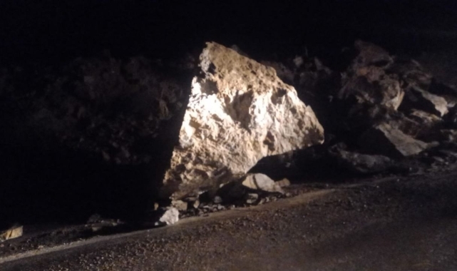 Artvin - Ardahan karayolundaki heyelan yolu ulaşıma kapattı