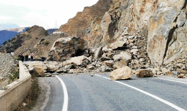 Artvin'de heyelan; karayolu ulaşıma kapandı