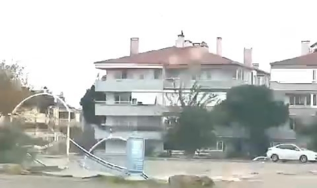 Aşırı yağış nedeniyle asma köprünün çöktüğü anlar kameraya yansıdı