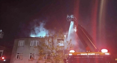Ataşehir'de binanın çatısı alev alev yandı