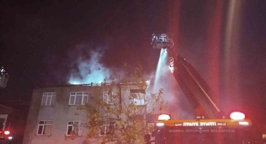 Ataşehir'de binanın çatısı alev alev yandı