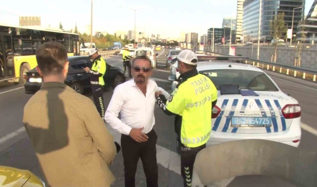 Ataşehir&#039;de taksici basın mensuplarına saldırmaya çalıştı, aranması olduğu ortaya çıkınca gözaltına alındı