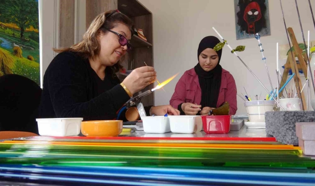 Atık cam şişeler, kadınların ellerinde sanat eserine dönüşüyor