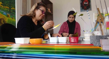 Atık cam şişeler, kadınların ellerinde sanat eserine dönüşüyor