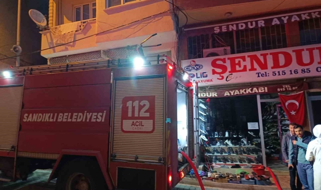 Ayakkabı dükkanında çıkan yangında büyük çapta zarar meydana geldi