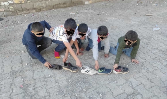 Ayakkabılarını oyuncak yapan çocuklara Kaymakam Mete'den sürpriz