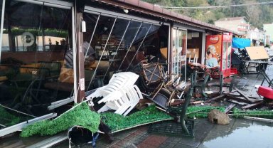 Ayancık'ta dev dalgalar iş yerlerine zarar verdi