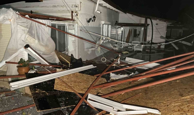 Ayvacık'ta fırtına yazlık evlerle işletmelerin çatılarını uçurdu, ağaçlar ve elektrik direkleri devrildi